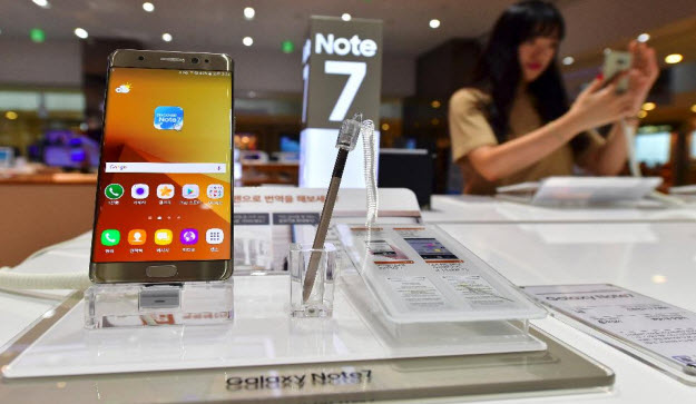 Samsung Galaxy Note7 smartphone at a Samsung showroom in Seoul on September 2, 2016. JUNG YEON-JE/AFP/Getty Images